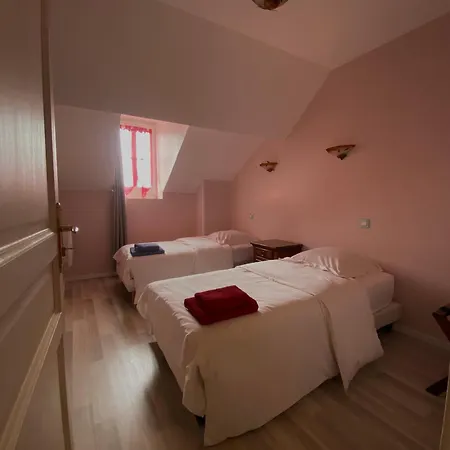 Au Pied Du Chateau-3